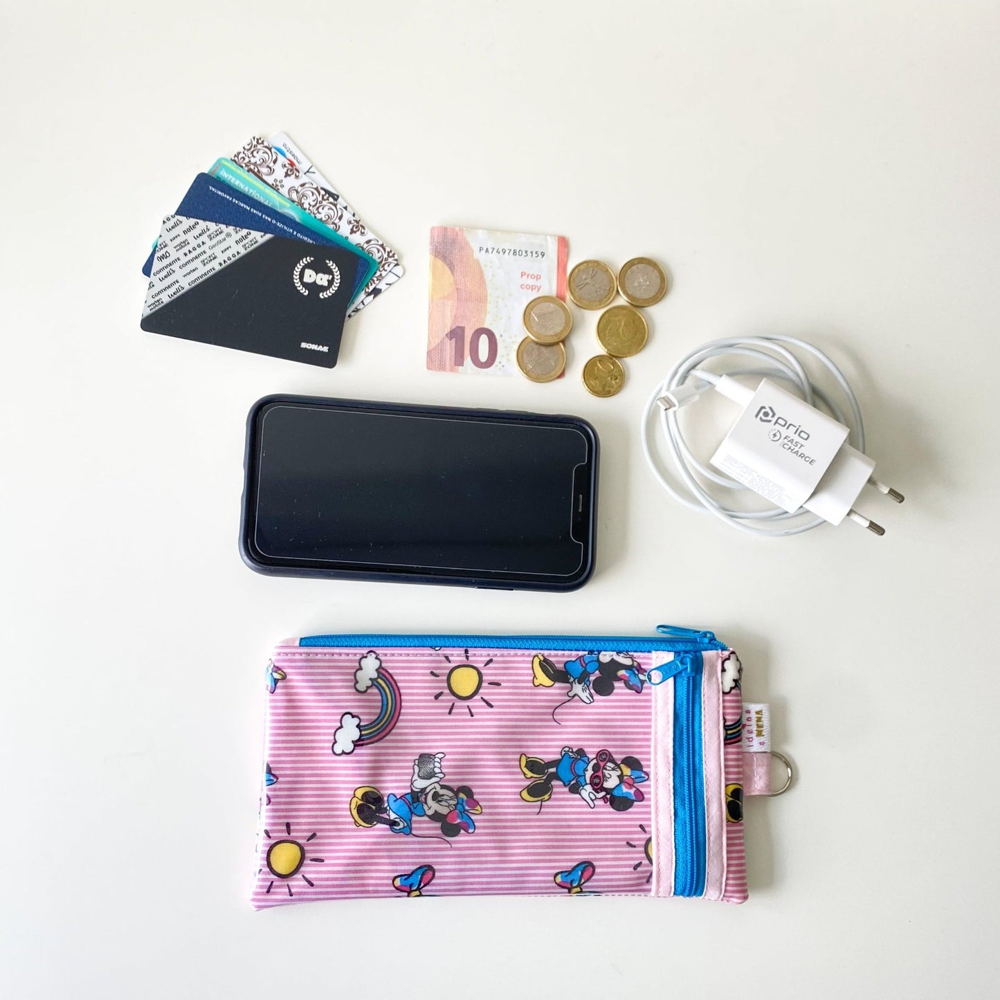 Bolsa para telemóvel com dois bolsos, um deles com visor transparente que permite usar o ecrã sem tirar a bolsa