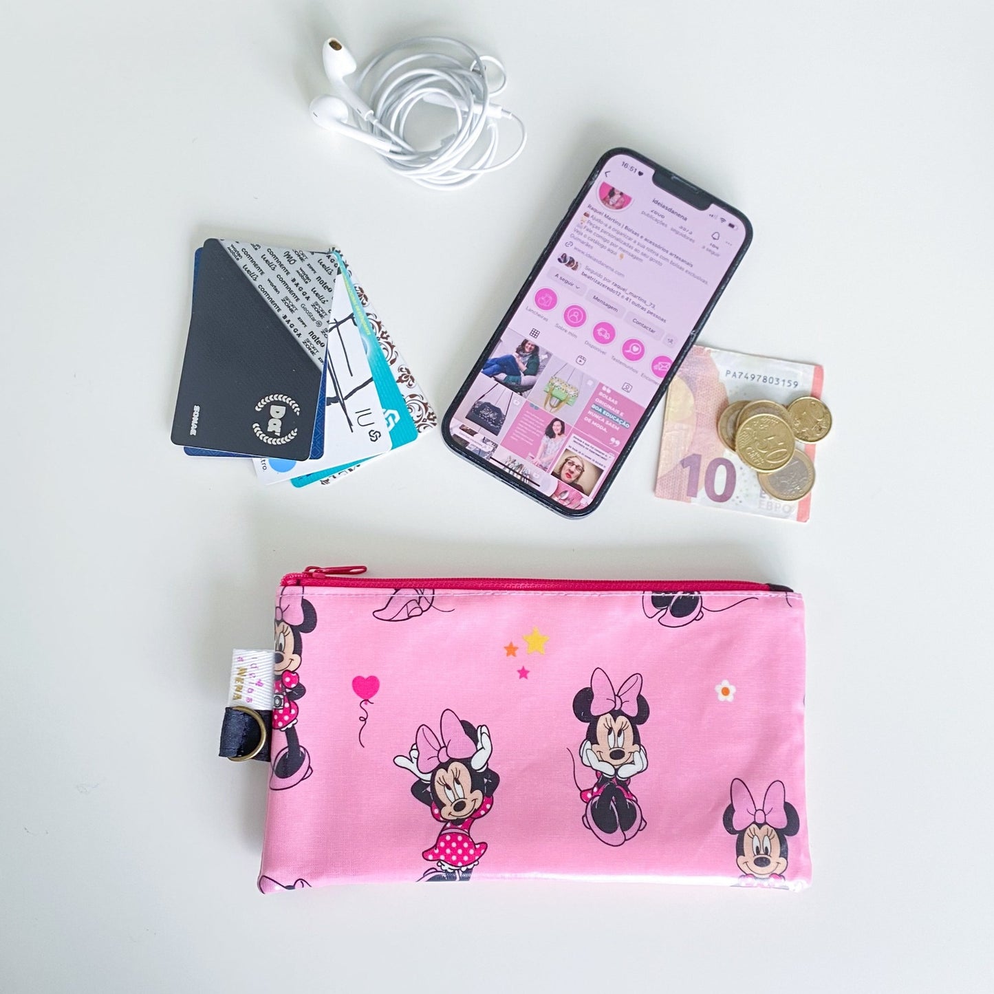 Bolsa para telemóvel com dois bolsos, um deles com visor transparente que permite usar o ecrã sem tirar a bolsa
