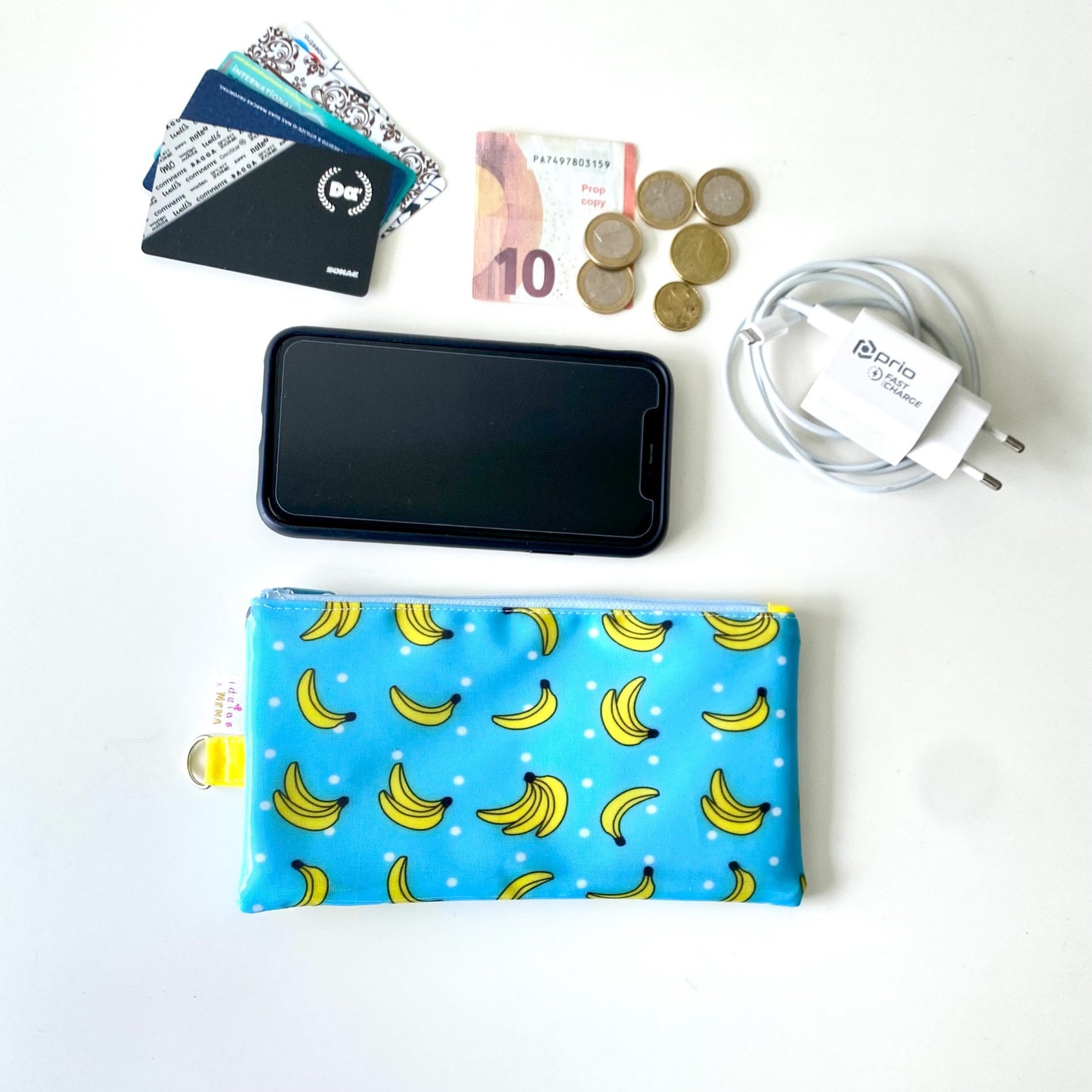 Bolsa para telemóvel com dois bolsos, um deles com visor transparente que permite usar o ecrã sem tirar a bolsa