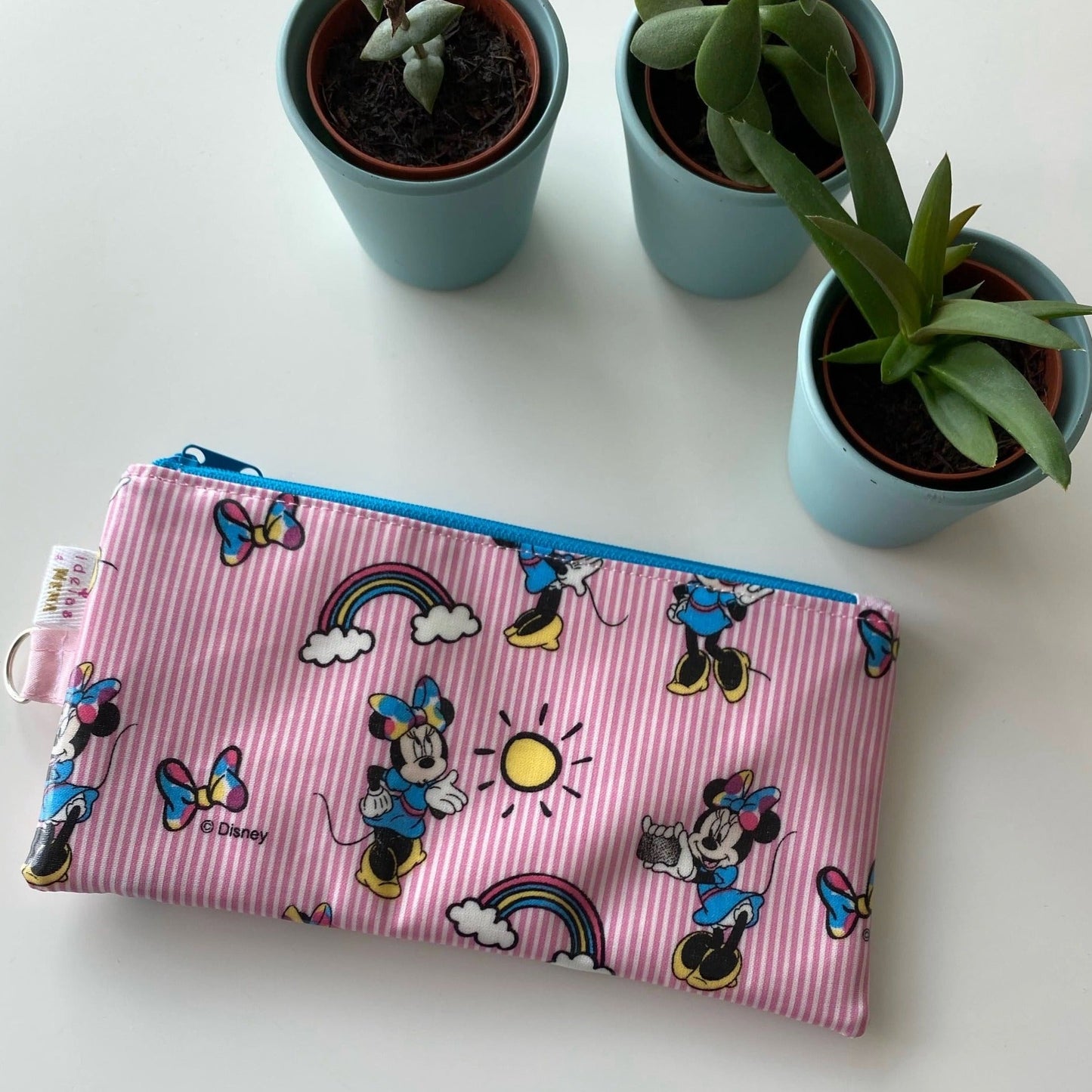 Bolsa para telemóvel com dois bolsos, um deles com visor transparente que permite usar o ecrã sem tirar a bolsa