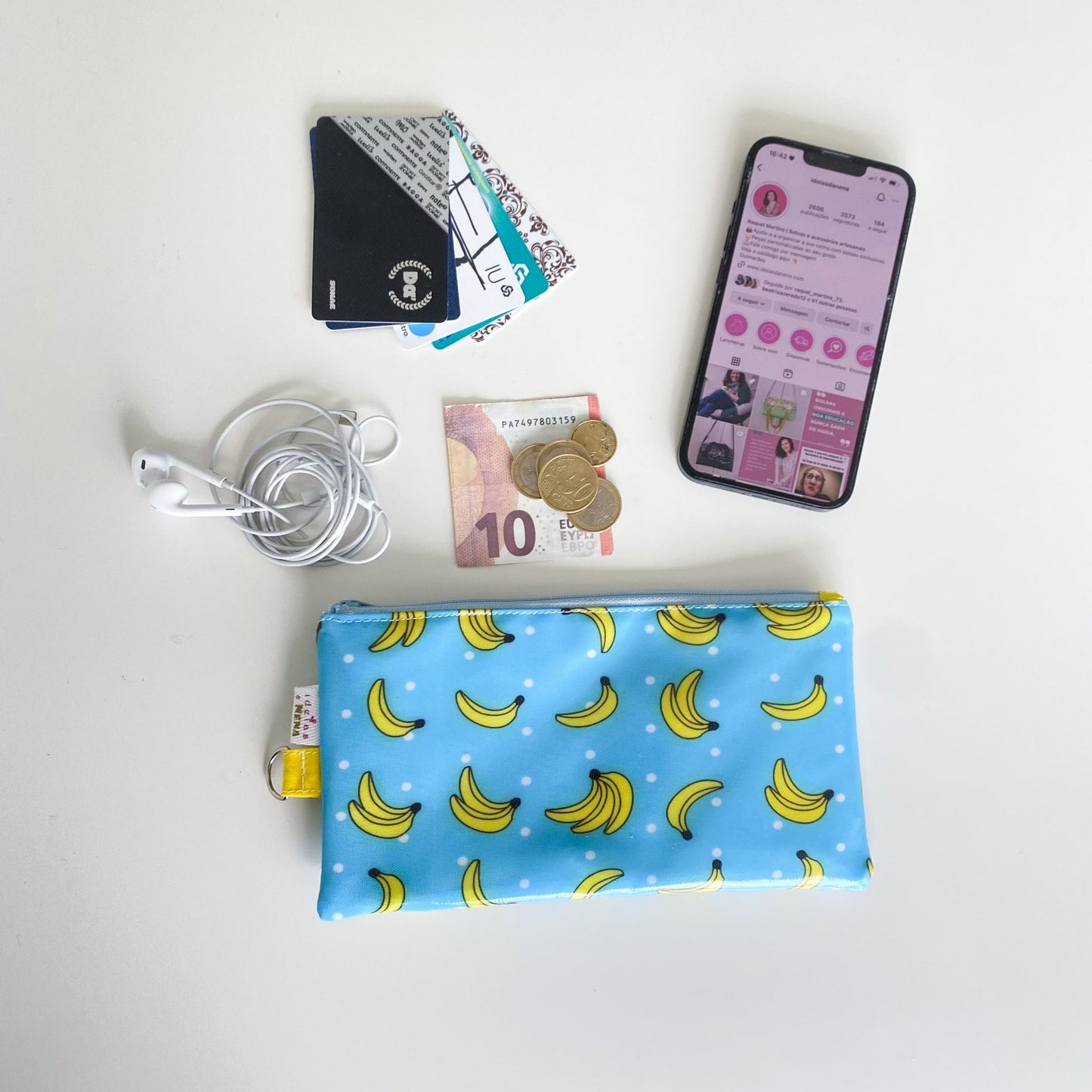 Bolsa para telemóvel com dois bolsos, um deles com visor transparente que permite usar o ecrã sem tirar a bolsa