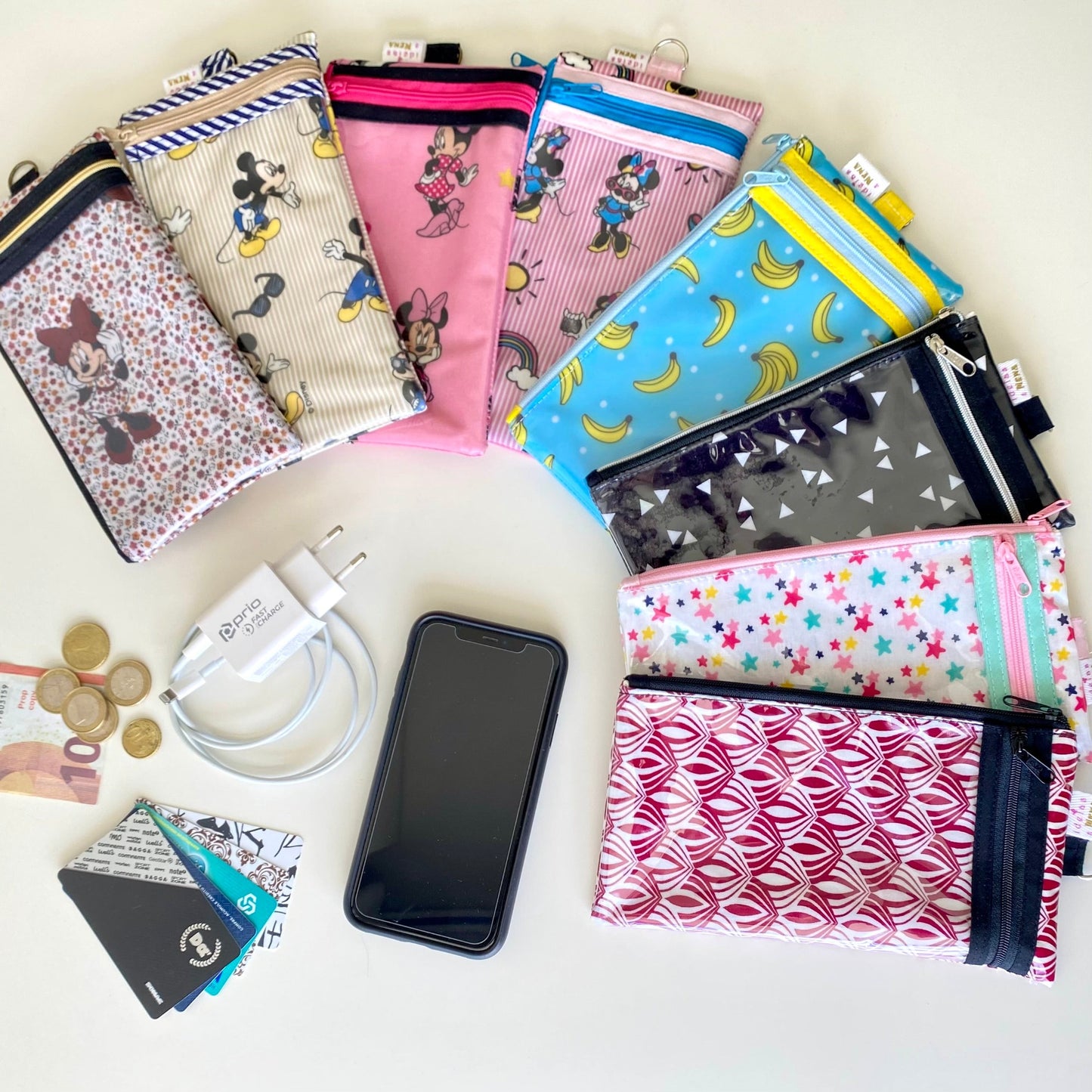 Bolsa para telemóvel com dois bolsos, um deles com visor transparente que permite usar o ecrã sem tirar a bolsa