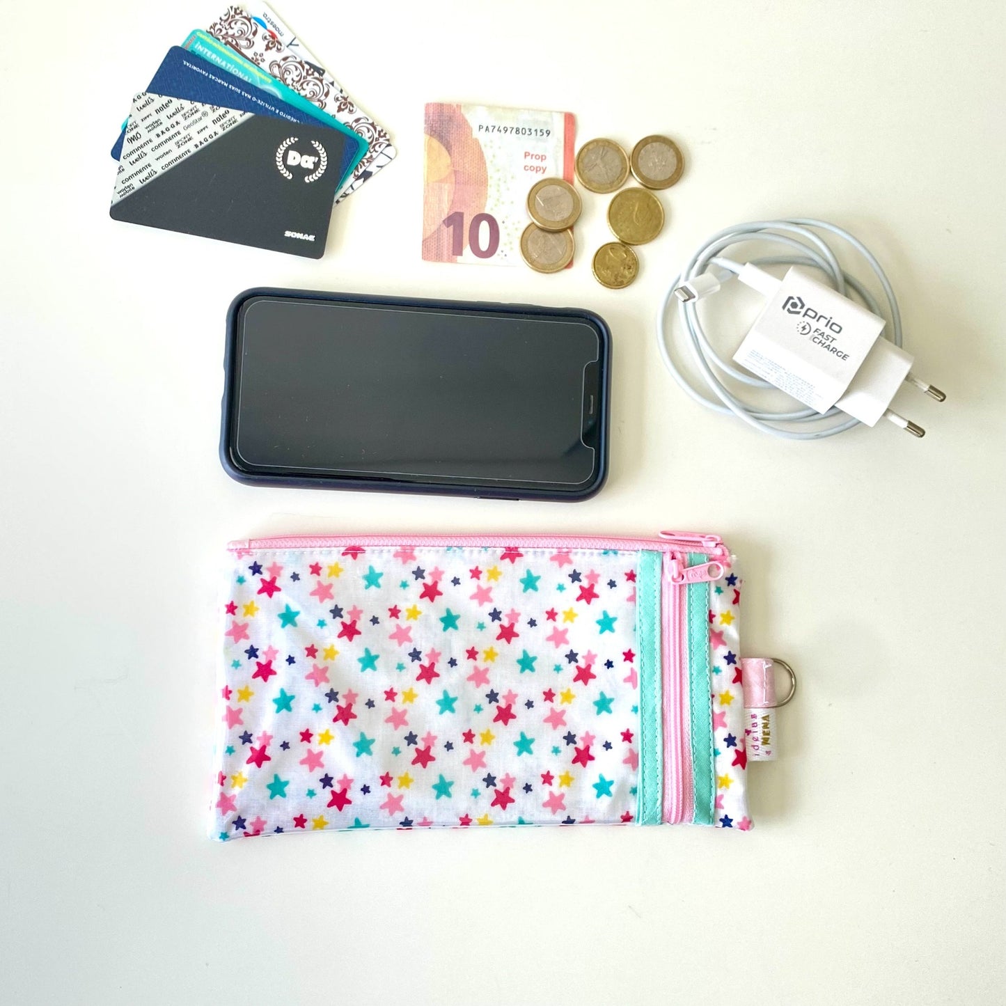 Bolsa para telemóvel com dois bolsos, um deles com visor transparente que permite usar o ecrã sem tirar a bolsa