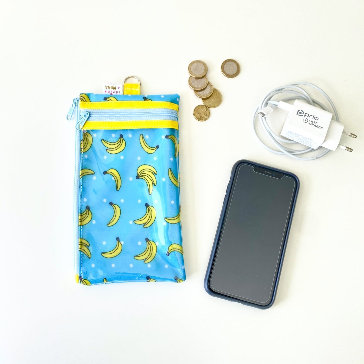Bolsa para telemóvel com dois bolsos, um deles com visor transparente que permite usar o ecrã sem tirar a bolsa