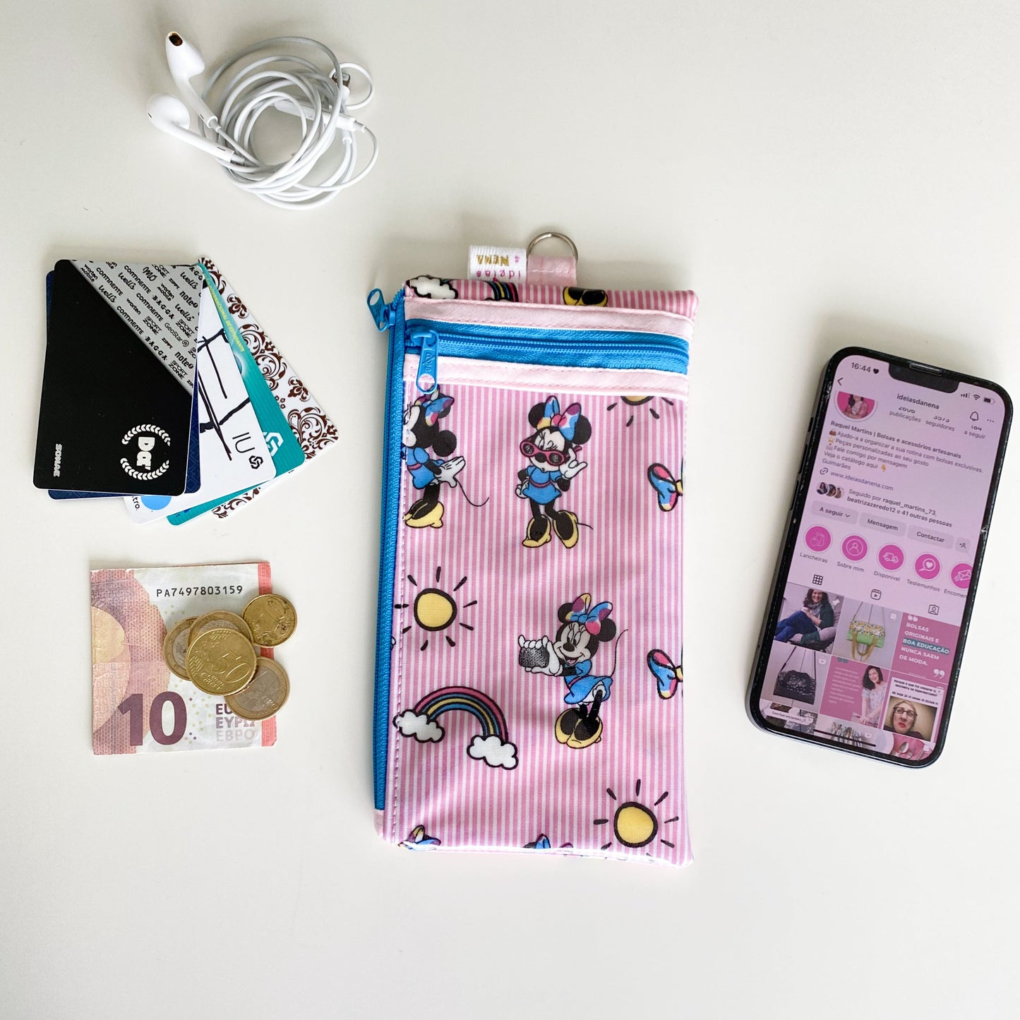 Bolsa para telemóvel com dois bolsos, um deles com visor transparente que permite usar o ecrã sem tirar a bolsa