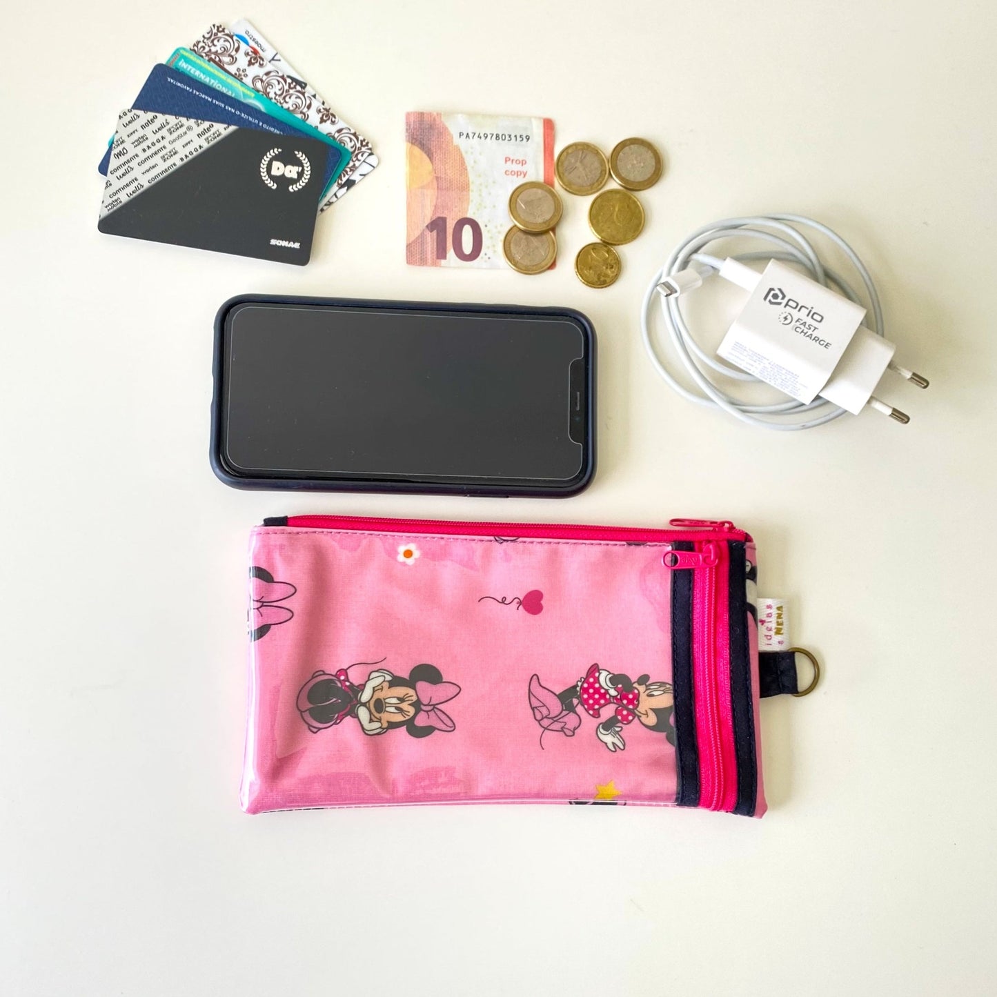 Bolsa para telemóvel com dois bolsos, um deles com visor transparente que permite usar o ecrã sem tirar a bolsa