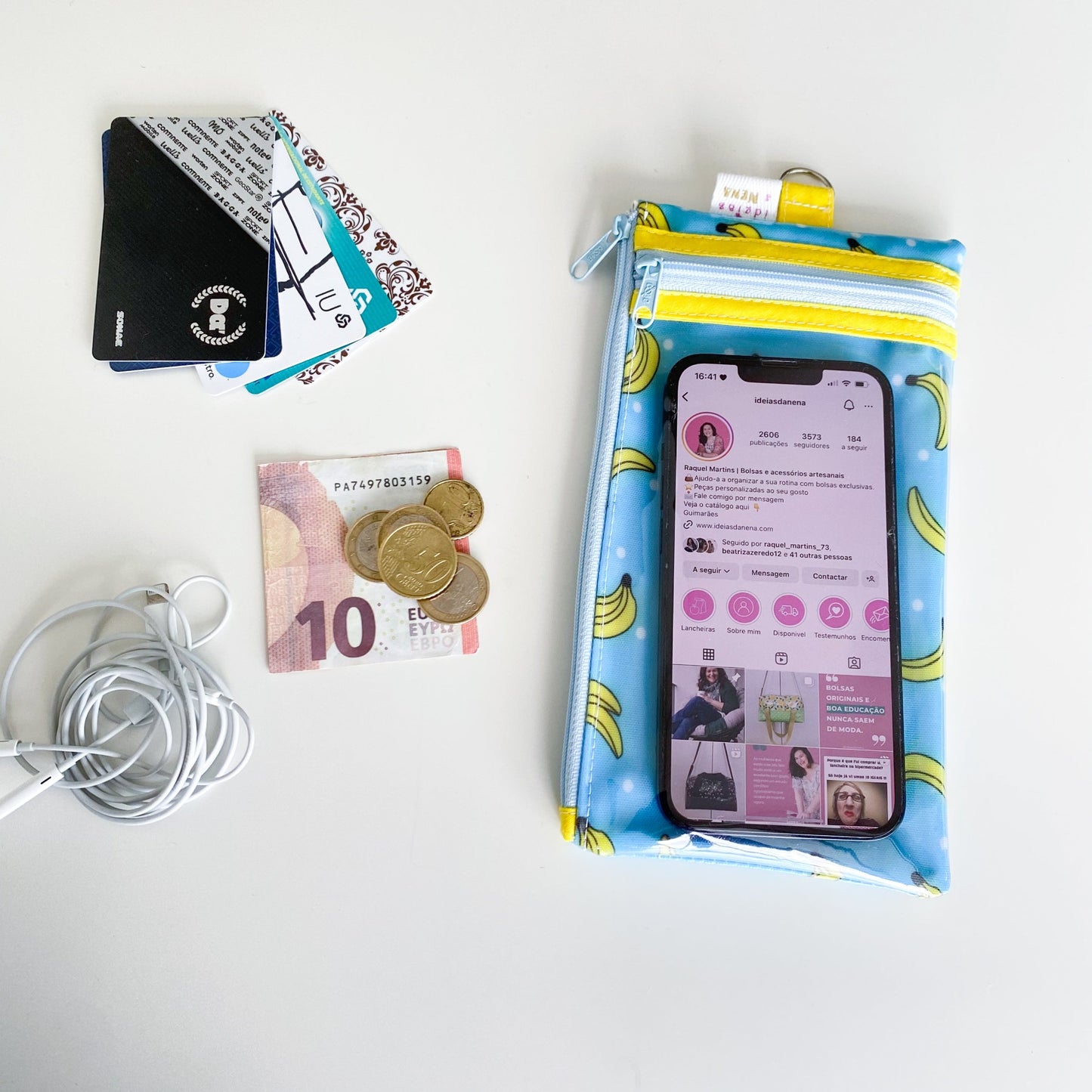 Bolsa para telemóvel com dois bolsos, um deles com visor transparente que permite usar o ecrã sem tirar a bolsa