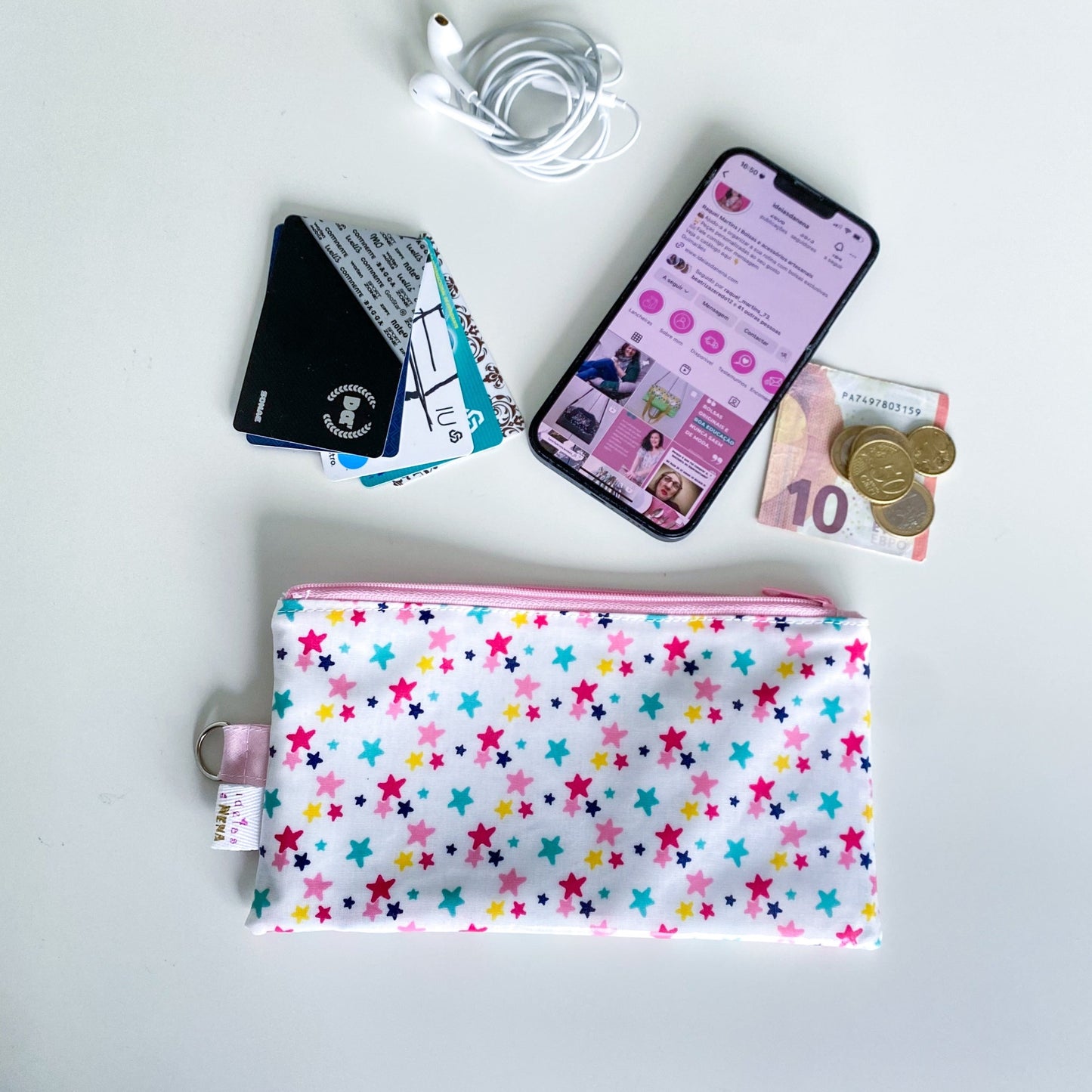Bolsa para telemóvel com dois bolsos, um deles com visor transparente que permite usar o ecrã sem tirar a bolsa