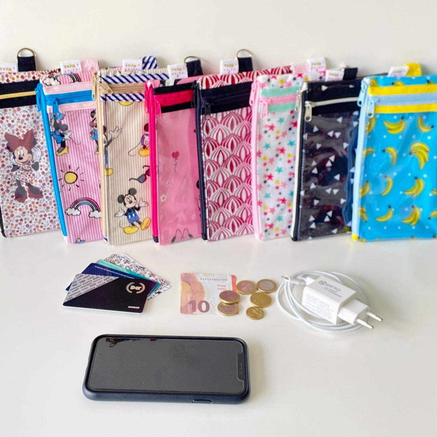 Bolsa para telemóvel com dois bolsos, um deles com visor transparente que permite usar o ecrã sem tirar a bolsa