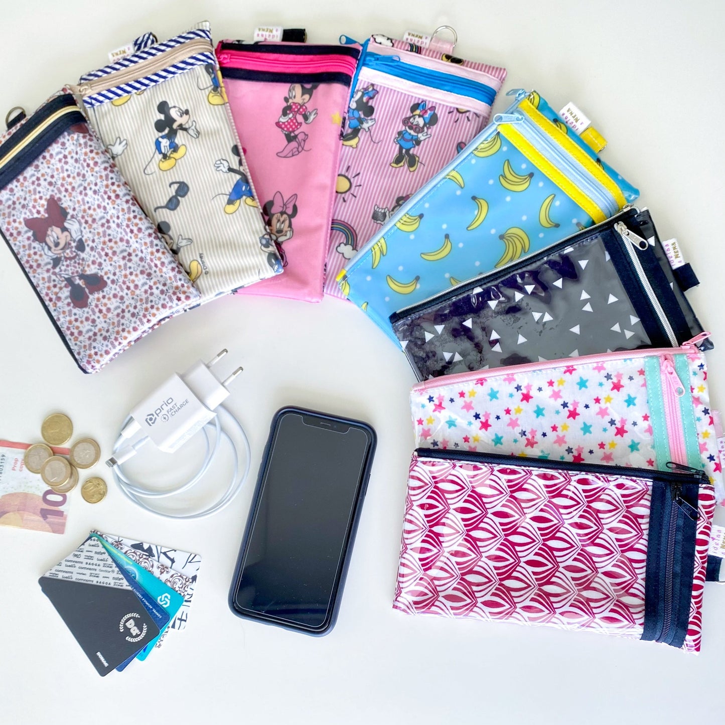 Bolsa para telemóvel com dois bolsos, um deles com visor transparente que permite usar o ecrã sem tirar a bolsa